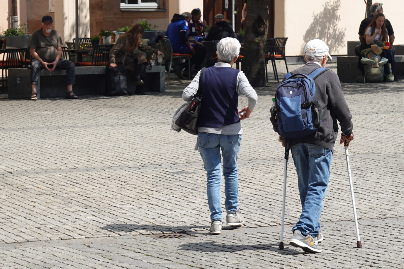 Das Bild zeigt zwei Rentner.