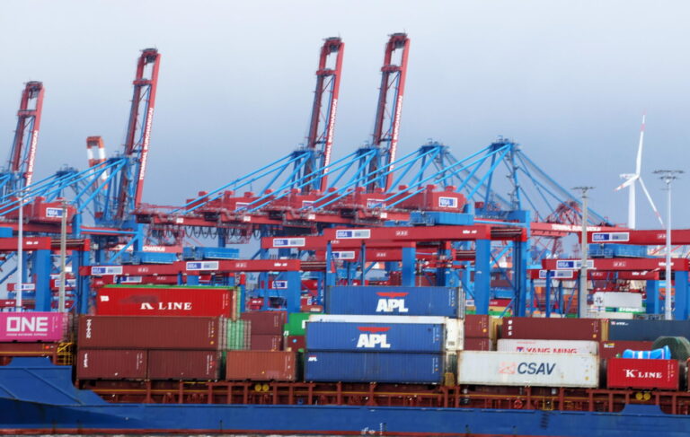 Hamburg Deutschland 13.05 26 Hamburger Hafen Kräne HHLA Containerumschlag im Hamburger Hafen. Die EU-Kommission halbiert die Wachstumsprognose für Deutschland. COPYRIGHT BY INSIDE-PICTURE