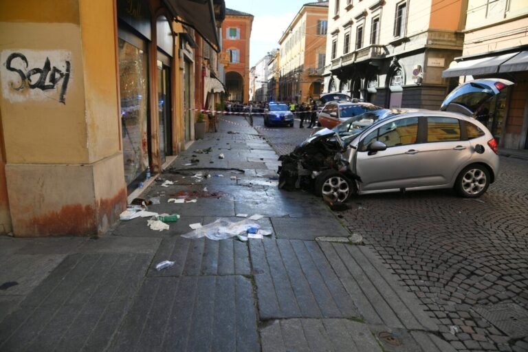 Die Szene nach der Amokfahrt in Modena