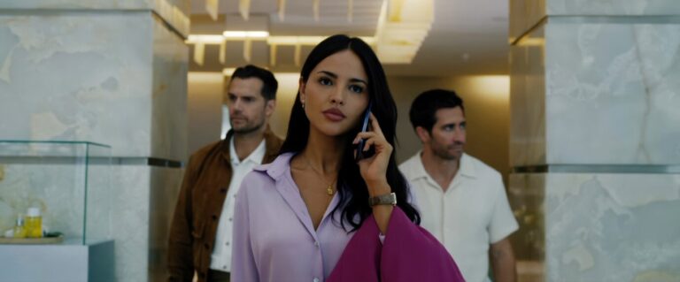 Problemlöserin Rachel Wild (Eiza González) agiert in der Grauzone zwischen Gaunern.