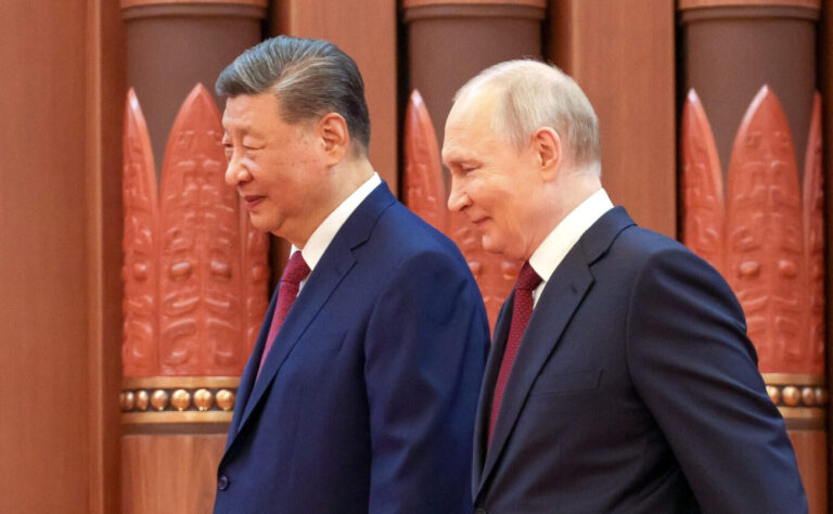 Russlands Machthaber Wladimir Putin (r.) und Chinas Staatschef Xi Jinping: Großmächte ringen um die Zentrallage auf Kontinenten.