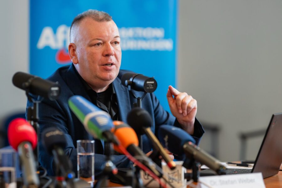 Stefan Weber, Privatdozent an der Universität Wien, spricht während einer Pressekonferenz zur Vorstellung eines neuen Plagiatsgutachtens zur Doktorarbeit von Thüringens Ministerpräsident Voigt. Laut dem neuen Gutachten wurden über hundert weitere bislang unbekannte Plagiatsstellen gefunden.