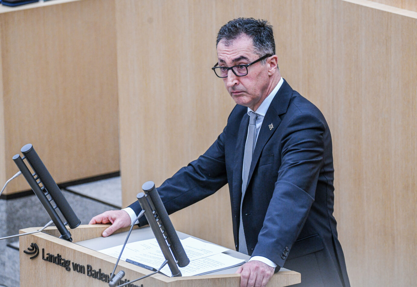 Cem Özdemir (Grüne), Ministerpräsident von Baden-Württemberg, gibt im Landtag seine erste Regierungserklärung ab. Er kritisiert an der Bundesregierung, dass diese unfreiwillig der AfD helfe.