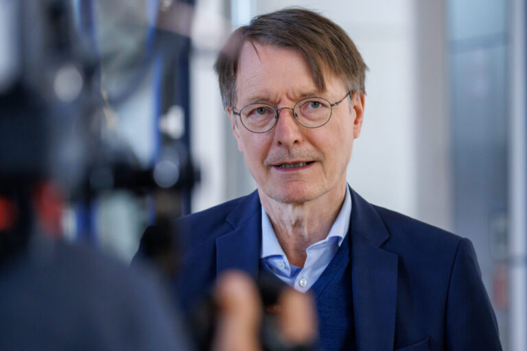 Ex-Gesundheitsminister Karl Lauterbach (SPD): Dass rechte Parteien gegen Entwicklungshilfe sind, sieht er als völlig falsch an. Foto: picture alliance / Andreas Gora | Lenny Karpe. Das Ebolavirus breitet sich im Kongo aus.
