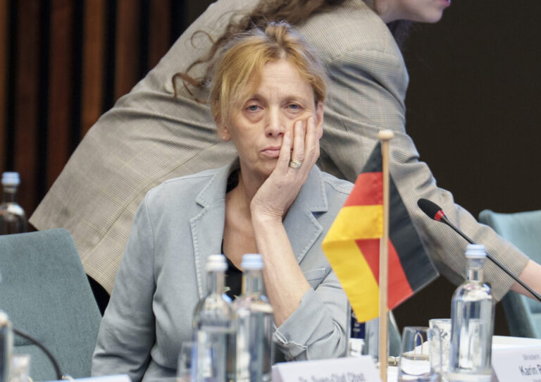 Bundesfamilienministerin Karin Prien (CDU): Will die Details zu den Elterngeldkürzungen in der Regierung ausdiskutieren. (Themenbild)