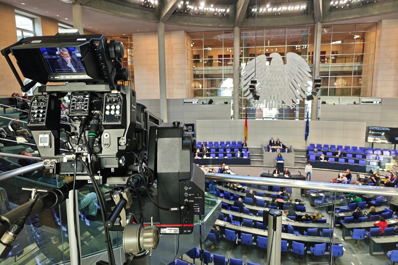 Berlin, Deutschland: Deutscher Bundestag: 80. Bundestagssitzung: Kamera für eine Fernsehübertragung. Erneut wurde einem Mitarbeiter der AfD der Zugang zum Parlament verwehrt.