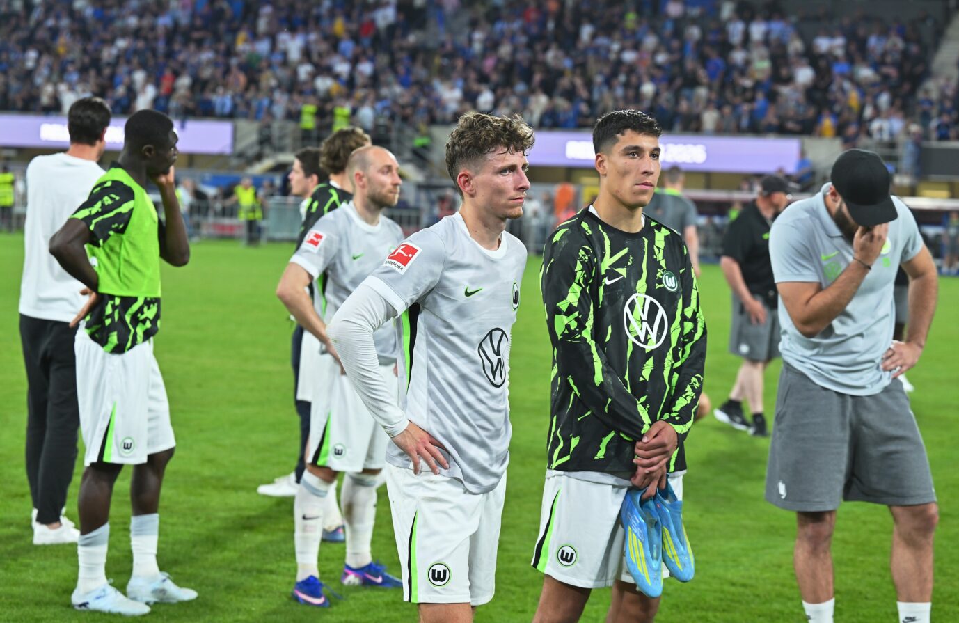 Nach dem feststehenden Abstieg stehen Spieler des VfL Wolfsburg fassungslos auf dem Platz.