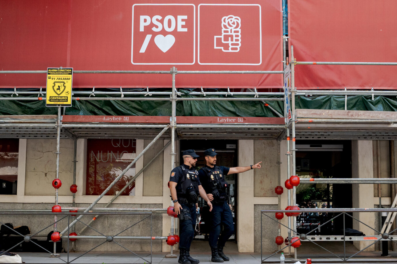 Polizisten sichern in Madrid den Eingang der PSOE-Parteizentrale.
