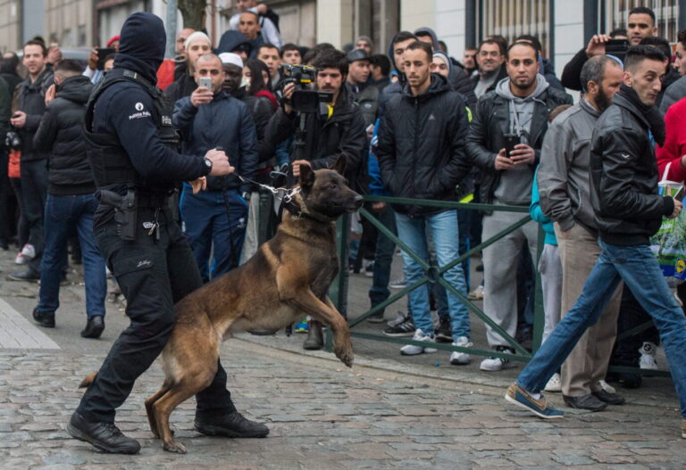 epa05218780 A Belgian police dog handler holds back curious onlookers during an anti-terror operation in the Molenbeek neighborhood of Brussels, Belgium, 18 March 2016. Media reports claim that fugitive terror suspect Salah Abdeslam has been wounded but arrested alive during the anti-terror operation in Molenbeek that was carried out within the investigations linked to last year's Paris terror attacks. EPA/STEPHANIE LECOCQ ++ Der Staat hat in vielen No-go-Areas längst die Kontrolle verloren.