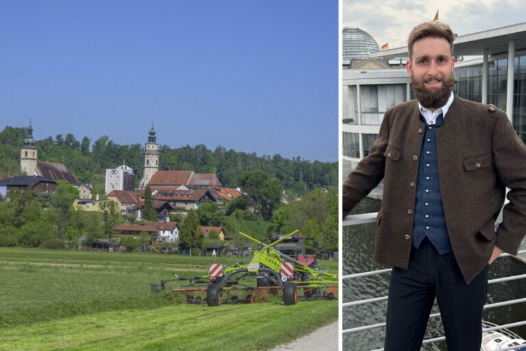 Traktor bei der Feldarbeit dahinter der Ort, Tittmoning, Bayern, Deutschland. Dem AfD-Kulturreferenten soll sein Referat entzogen werden.
