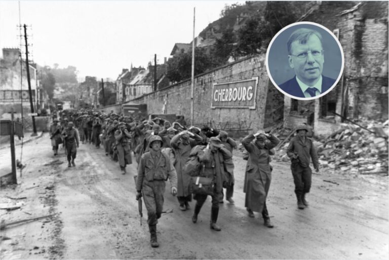 Man sieht ein altes schwarz-weiß-Foto, auf dem US-Soldaten deutsche Kriegsgefangene durch die französische Stadt Cherbourg führen – Symbolbild der deutschen Niederlage