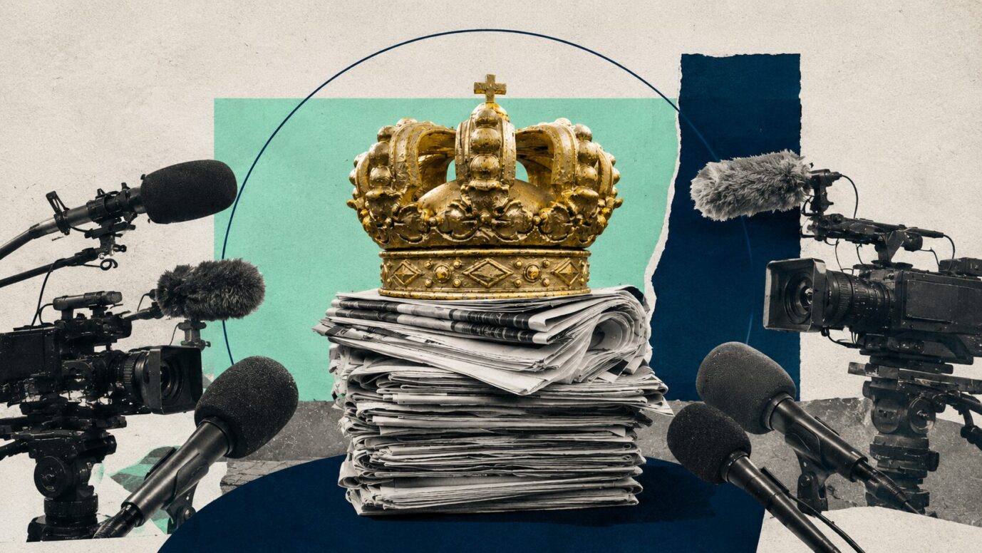 Man sieht einen Zeitungsstapel, auf dem eine Krone thront – Symbolbild dafür, dass Journalisten und Medien eine neue Elite bilden