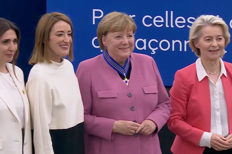 Angela Merkel (CDU) neben EU-Kommissionspräsidentin Ursula von der Leyen (CDU) bei der Preisverleihung für den Europäischen Verdienstorden: Mehr Regulierung ist die Devise. Foto EU-Parlament / Screenshot JF