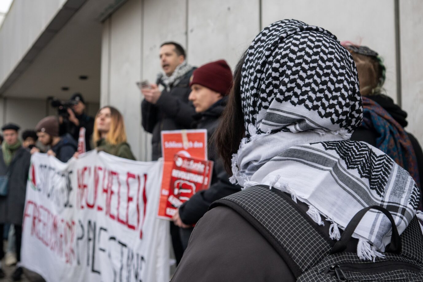 Person mit „Palästinensertuch“ an der Freien Universität Berlin. Eine Abschiebung findet nicht statt.