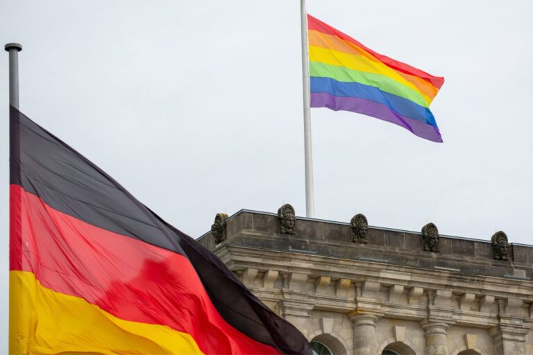 17.05.2025, Zum IDAHOBIT (Internationaler Aktionstag gegen Homo-, Bi-, Inter- und Transphobie) wurde die Regenbogenflagge auf dem Reichstagsgebäude gehisst. Julia Klöckner steht hinter dieser Entscheidung.