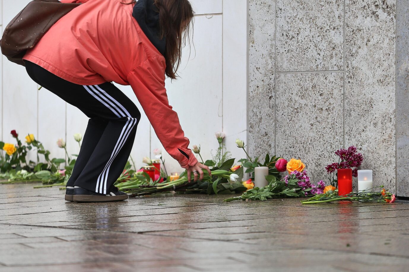 Leipzig, Sachsen, Deutschland: Nachdem am Montag ein Auto in eine Menschenmenge gefahren ist, ist der Tatort Grimmaische Straße am folgenden Morgen noch immer abgesperrt. Menschen legen in der Nähe Blumen und Kerzen nieder.
