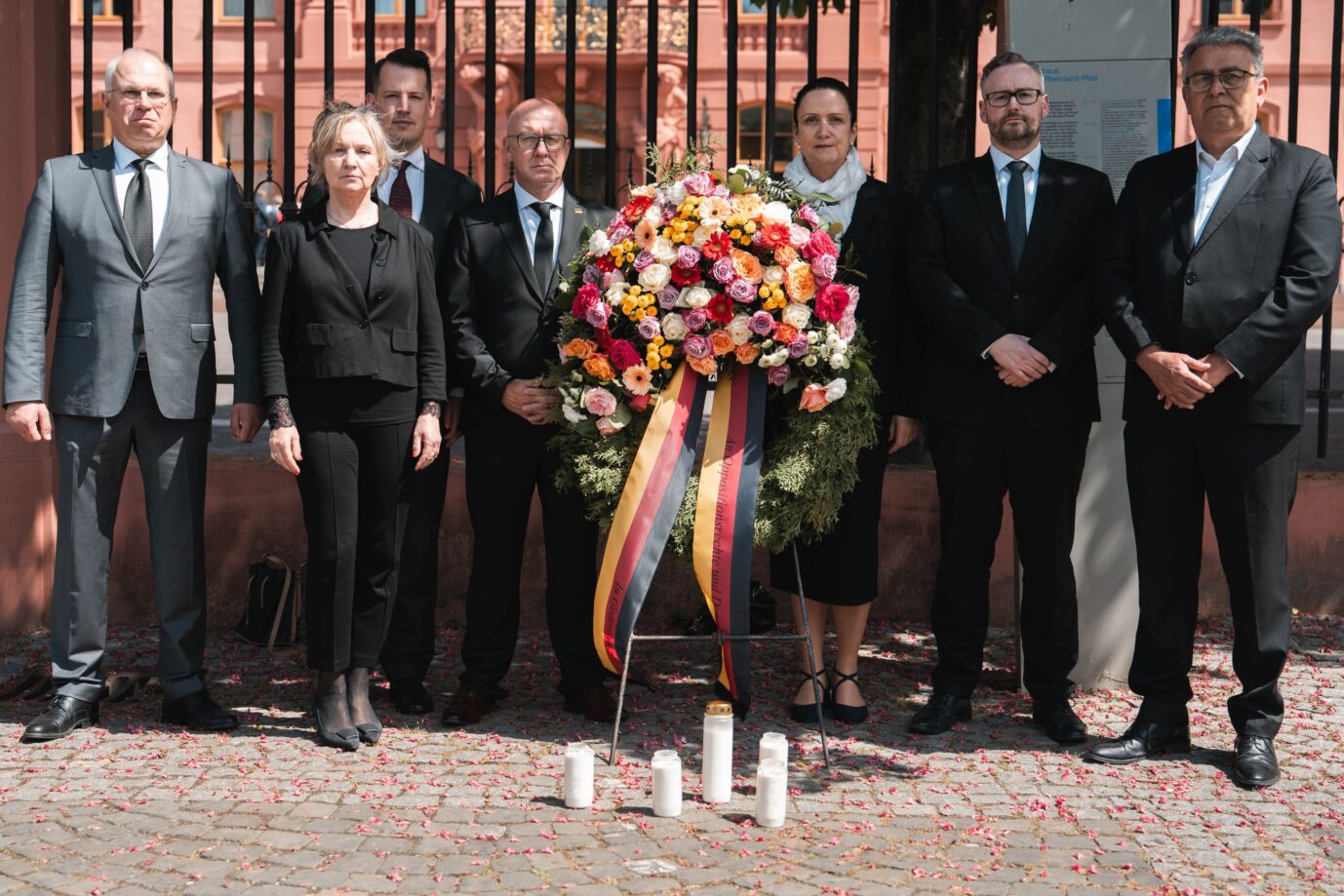Das Bild zeigt AfD-Politiker, die vor dem Landtag von Rheinland-Pfalz einen Trauerkranz niederlegen.