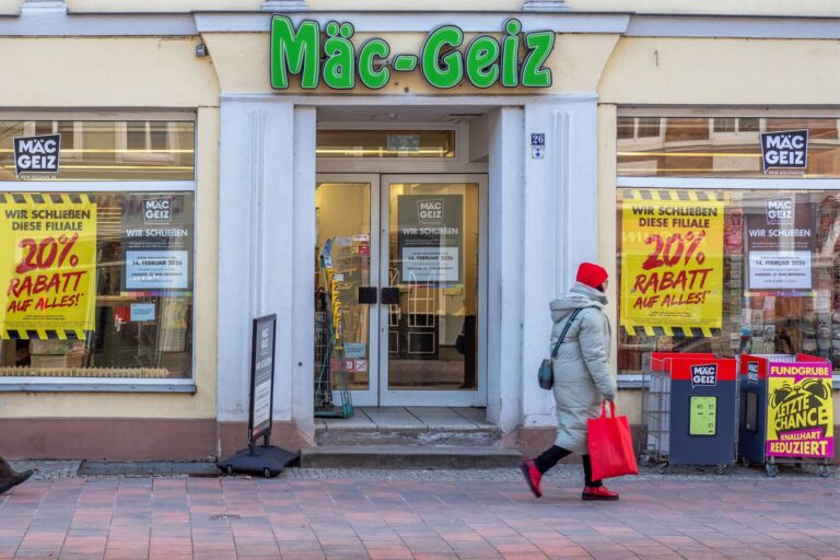 Mäc-Geiz-Filiale schließt in Ribnitz-Damgarten - 03.02.2026: Am 14. Februar schließt die Mäc-Geiz-Filiale in Ribnitz-Damgarten. Der Rückzug (Räumungsverkauf) läuft wie gewohnt mit Rabatten. Die nächste Filiale des Discounters ist im Hanse Center in Bentwisch. 03.02.2026 Ribnitz-Damgarten Lange Straße 26 Mecklenburg-Vorpommern Deutschland *** Mäc Geiz store closes in Ribnitz Damgarten 03 02 2026 On February 14, the Mäc Geiz store in Ribnitz Damgarten closes The withdrawal clearance sale runs as usual with discounts The next branch of the discounter is in the Hanse Center in Bentwisch 03 02 2026 Ribnitz Damgarten Lange Straße 26 Mecklenburg Vorpommern Germany.