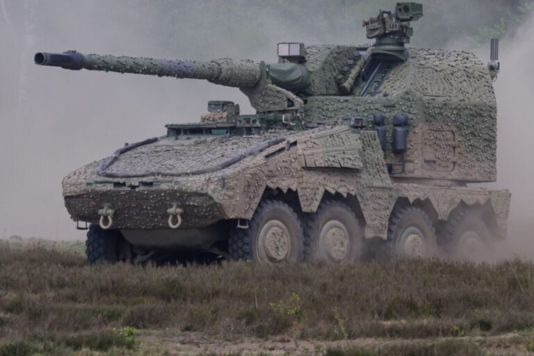 Das Bild zeigt eine Radhaubitze vom Typ RCH 155 von der Bundeswehr.