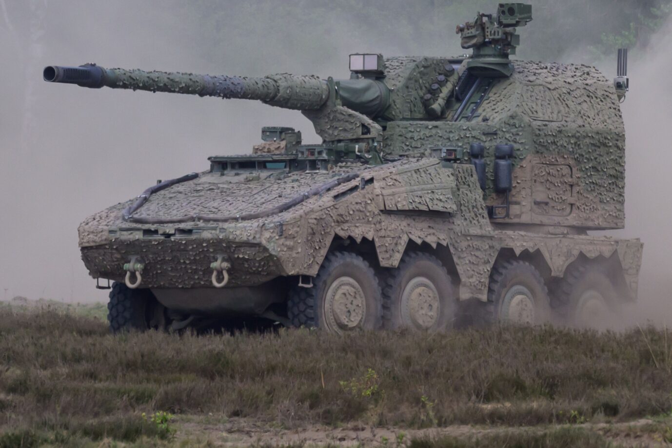 Das Bild zeigt eine Radhaubitze vom Typ RCH 155 von der Bundeswehr.