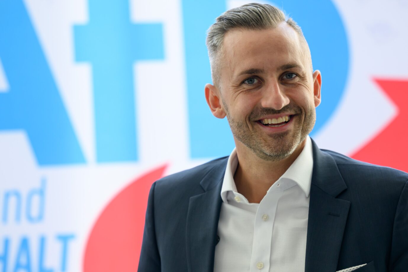 Ulrich Siegmund, Spitzenkandidat für die Landtagswahl 2026 und Co-Vorsitzender der AfD-Landtagsfraktion, auf dem Landesparteitag der AfD Sachsen-Anhalt in Magdeburg. Die Delegierten des Landesparteitages wollen das Regierungsprogramm zur Landtagswahl 2026 final erarbeiten und beschließen.