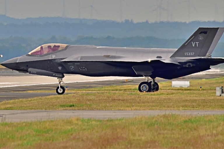 Zwei Lockheed Martin F 35 der Amerikanischen Luftstreitkräfte auf der Spangdahlem Air Base während des Air Defender 2023 Mnövers. Die USA will weniger Geld für die Nato ausgeben.