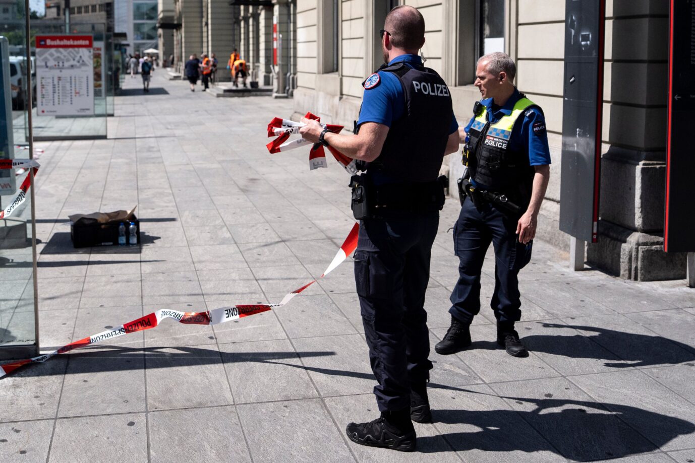 Polizisten entfernen ein Absperrband nachdem ein 31-jaeriger Schweizer mehrere Personen mit einer Stichwaffe am Bahnhof Winterthur angegriffen hat am Donnerstag, 28. Mai 2026 in Winterthur. Eine Person wurde mit schweren, zwei Personen mit mittelschweren Verletzungen hospitalisiert. Zum Tatmotiv gibt es noch keine genauen Informationen. Der Taeter konnte gefasst werden. (KEYSTONE/Claudio Thoma)