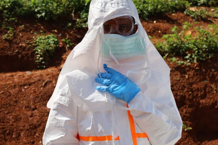 (260525) -- MONGBWALU, 25. Mai 2026 (Xinhua) -- Ein medizinischer Mitarbeiter zieht vor der Beerdigung eines Ebola-Opfers in Mongbwalu in der Provinz Ituri im Osten der Demokratischen Republik Kongo (DRK) am 24. Mai 2026 Schutzanzüge an. Der Generaldirektor der Weltgesundheitsorganisation (WHO), Tedros Adhanom Ghebreyesus, erklärte am Sonntag, dass im Zuge der verstärkten Überwachung im Rahmen der Ebola-Bekämpfung in der Demokratischen Republik Kongo (DRK) bislang mehr als 900 Verdachtsfälle identifiziert wurden, darunter 101 bestätigte Fälle. (Str/Xinhua)