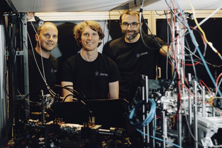 Auf diesem am Montag, dem 8. Juli 2024, veröffentlichten Bild sind Alexander Glätzle (Mitbegründer und CEO von planqc) links, Johannes Zeiher (Mitbegründer und leitender Wissenschaftler von planqc) in der Mitte und Sebastian Blatt (Mitbegründer und CTO von planqc) rechts zu sehen. planqc, der europäische Marktführer im Bereich des atomaren Quantencomputings, gibt stolz die Sicherung einer Finanzierung in Höhe von 50 Millionen bekannt. Die deutsche Forschung in diesem Bereich ist sehr gut.