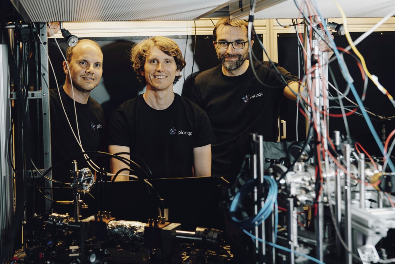 Auf diesem am Montag, dem 8. Juli 2024, veröffentlichten Bild sind Alexander Glätzle (Mitbegründer und CEO von planqc) links, Johannes Zeiher (Mitbegründer und leitender Wissenschaftler von planqc) in der Mitte und Sebastian Blatt (Mitbegründer und CTO von planqc) rechts zu sehen. planqc, der europäische Marktführer im Bereich des atomaren Quantencomputings, gibt stolz die Sicherung einer Finanzierung in Höhe von 50 Millionen bekannt. Die deutsche Forschung in diesem Bereich ist sehr gut.