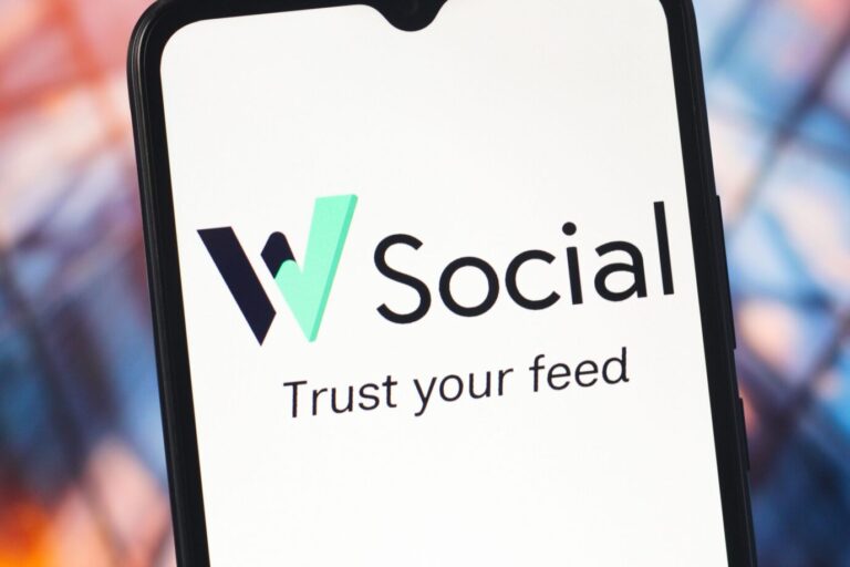 Das Bild zeigt das Logo von „W Social“ auf einem Bildschirm.