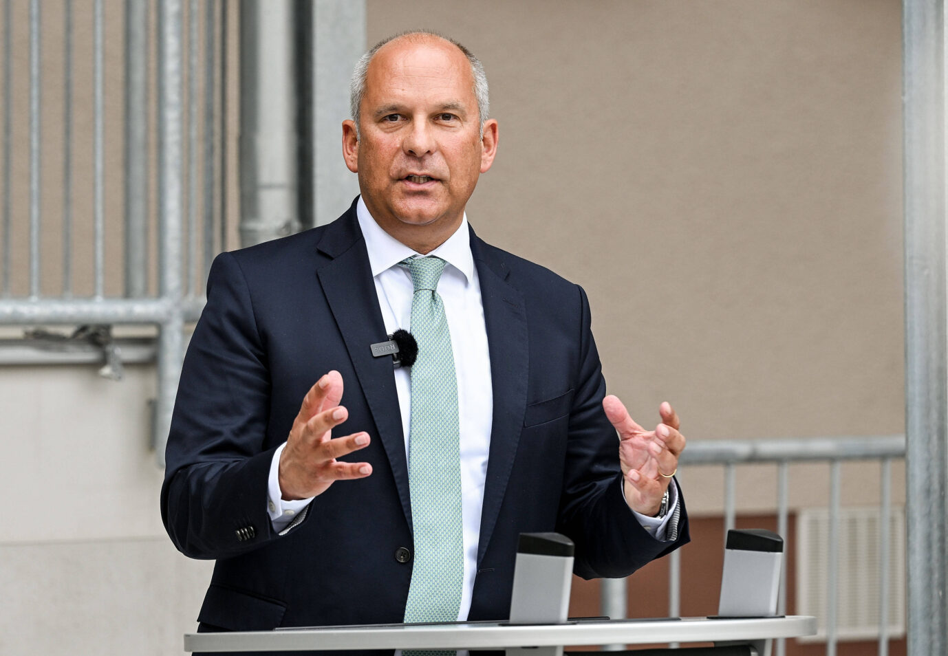 13.09.2023, xpsx, Lokal Hanau Eröffnung Haus des Jugendrechts, v.l. Roman Poseck Hessischer Minister der Justiz, Hanau Hessen Deutschland. Ihm untersteht der hessische Verfassungsschutz. DEU *** 13 09 2023, xpsx, local Hanau opening House of Juvenile Justice, f l Roman Poseck Hessian Minister of Justice, Hanau Hesse Germany DEU
