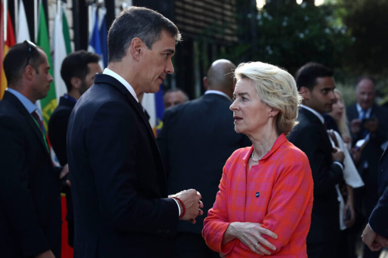 Links sieht man den mutmaßlichen Halunken, den spanische MinisterpräsidentenPedro Sánchez, der deutsche EU-Steuergelder für spanische Renten und Rentnermißbraucht hat, neben ihm steht die Präsidentin der Europäischen Kommission, Ursula von der Leyen