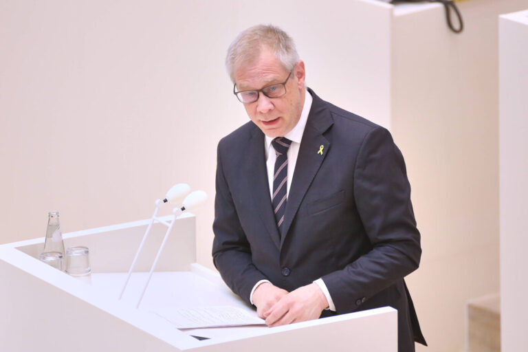 Der Brandenburger Antisemitismusbeauftragte Andreas Büttner, der eng mit „Demokratie“-NGO verwoben war, auf die derzeit ein fragwürdiges Licht fällt