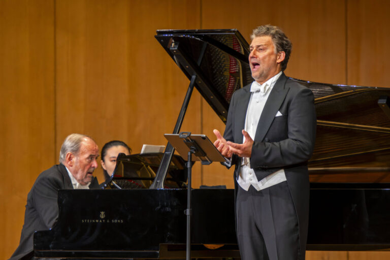 Vor einem Flügel und gewandet in schwarzem Frack steht der Tenor Jonas Kaufmann