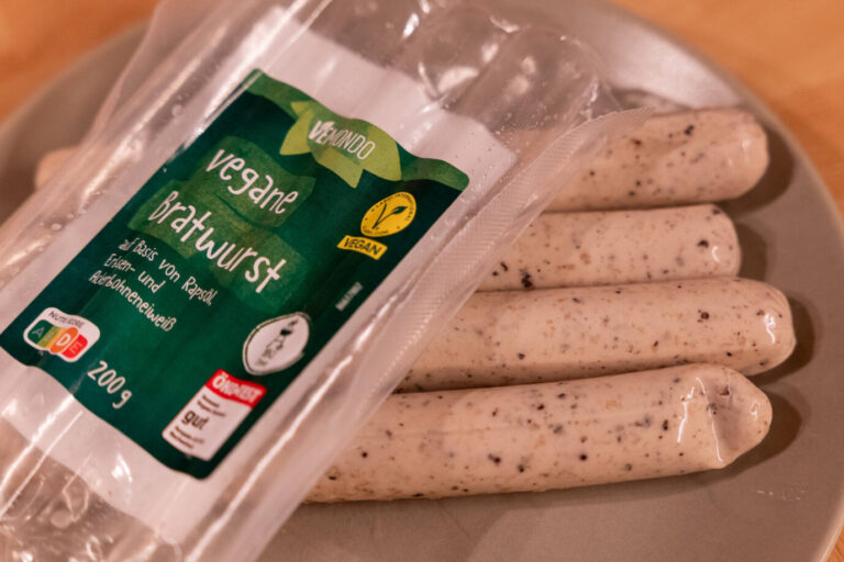 Vegane „Bratwürste“ (Symbolbild): Fleischersatzprodukte werden unbeliebter. IMAGO / W2Art