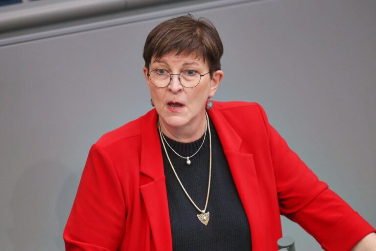 Mit roter Jacke und verblüfftem Gesichtsausdruck steht sie am Rednerpult: Die Bundesvorsitzende der SPD, Saskia Esken