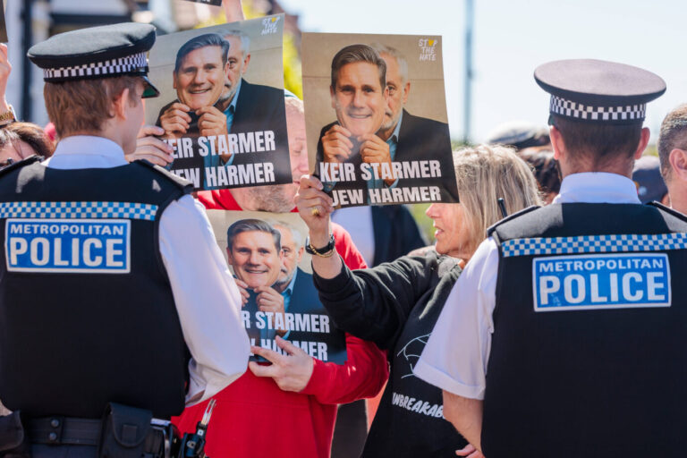 Ein Plakat mit dem Slogan „Keir Starmer, der Judenschädiger“ auf einer Kundgebung gegen den Labour-Premierminister. (Themenbild)