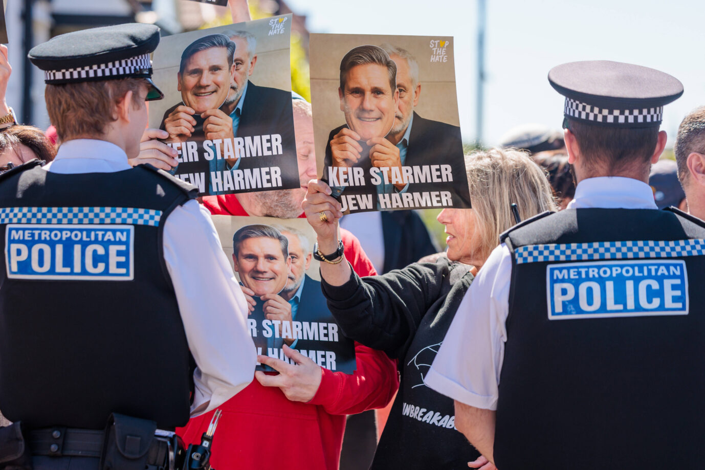 Ein Plakat mit dem Slogan „Keir Starmer, der Judenschädiger“ auf einer Kundgebung gegen den Labour-Premierminister. (Themenbild)
