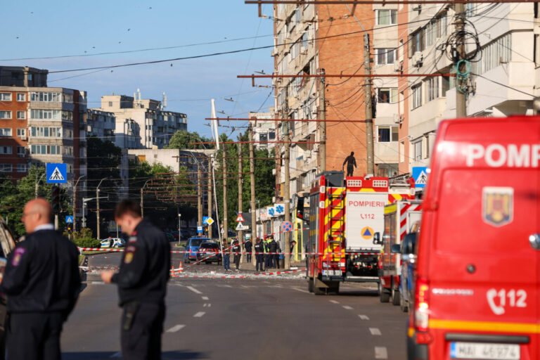 Rettungskräfte stehen im rumänischen Galati, nachdem dort eine russische Drohne in ein Wohnhaus gekracht ist