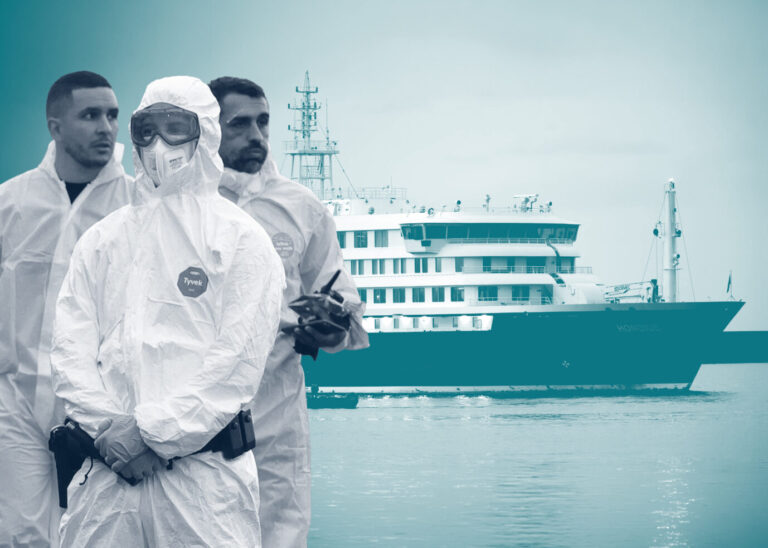 Im Vordergrund stehen vermummte Ärzte, im Hintergrund ist das Kreuzfahrtschiff Hondius – Symbolbild für das Hantavirus