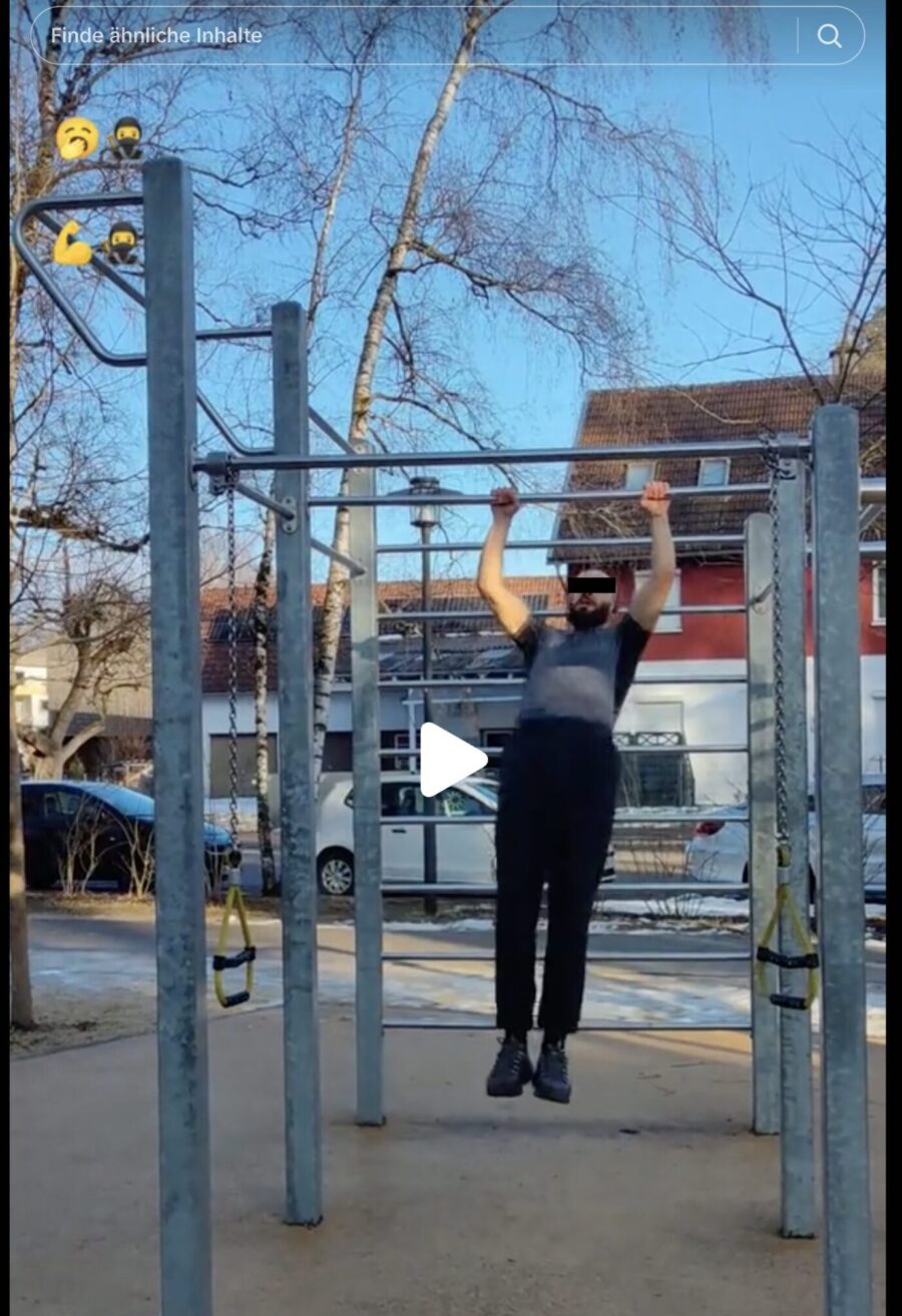 Der Tatverdächtige filmt sich beim Training an einer Outdoorsportanlage in der Memminger Saarlandstraße. Foto: Screenshot