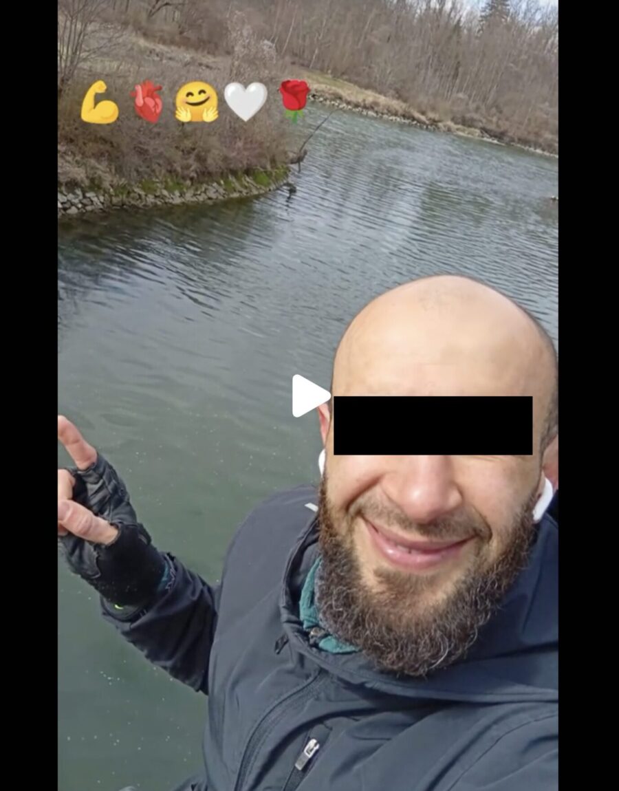 Der Tatverdächtige posiert auf seinem TiikTok-Kanal mit dem islamistischen Tauhīd-Gruß. Foto: Screenshot