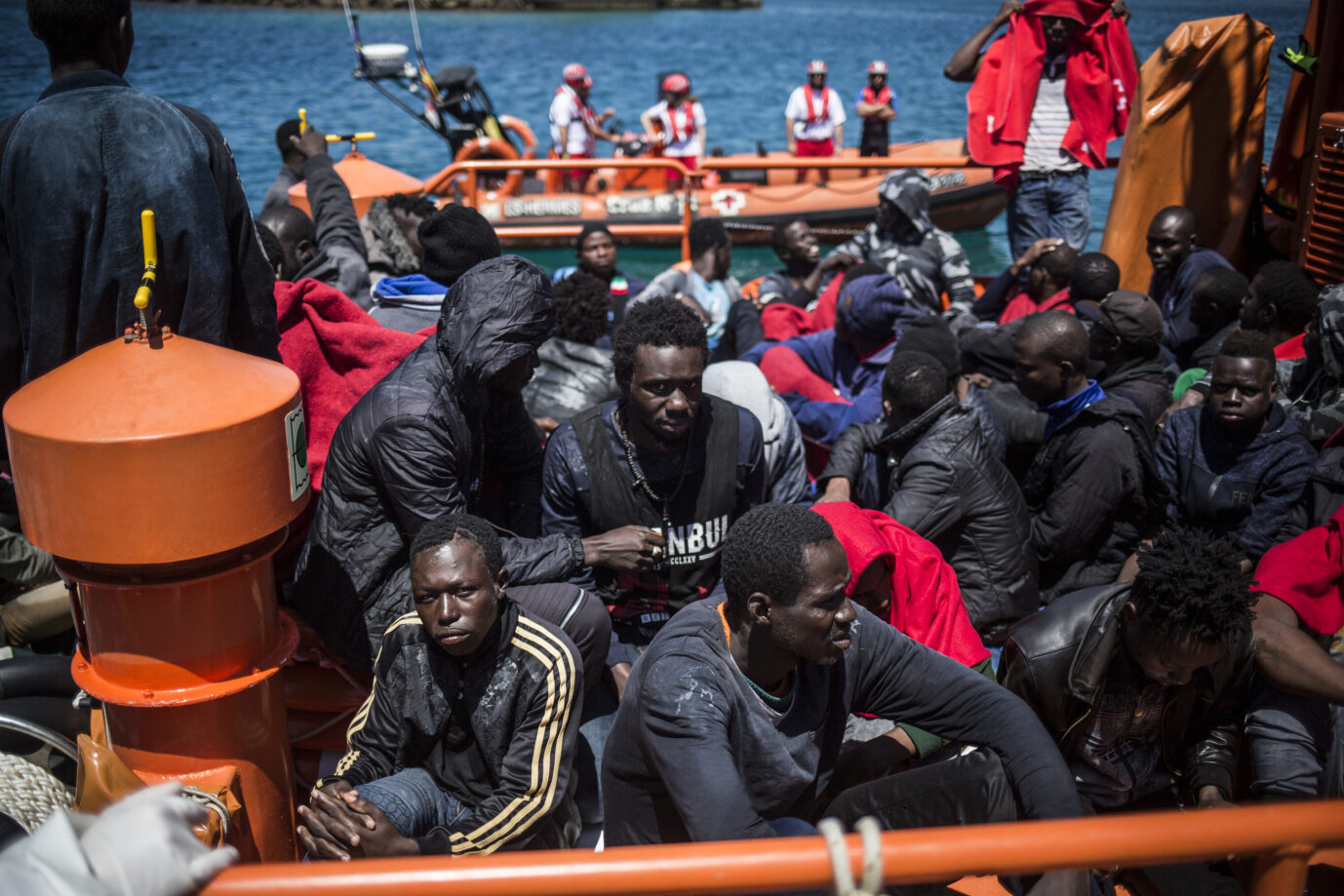 29.06.2018, Spanien, Tarifa: Migranten aus Afrika kommen nach ihrer Rettung in der Straße von Gibraltar im Hafen von Tarifa an. Die EU-Staaten haben sich bei ihrem Gipfel in Brüssel darauf geeinigt, in der EU geschlossene Aufnahmelager für gerettete Bootsflüchtlinge einzurichten. Foto: Javier Fergo/dpa. Knapp eine Million illegale Einwanderer haben seit April in Spanien eine Aufenthaltserlaubnis beantragt.