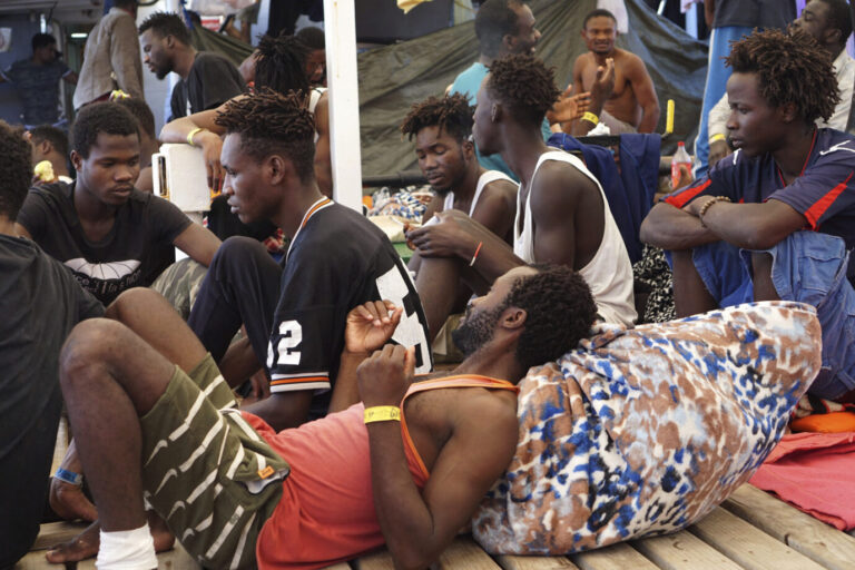 Das Bild zeigt Asylmigranten auf Lampedusa. Deutschland darf laut einem Urteil des Europäischen Gerichtshofs abgelehnten Asylbewerbern nicht die Leistungen kürzen.