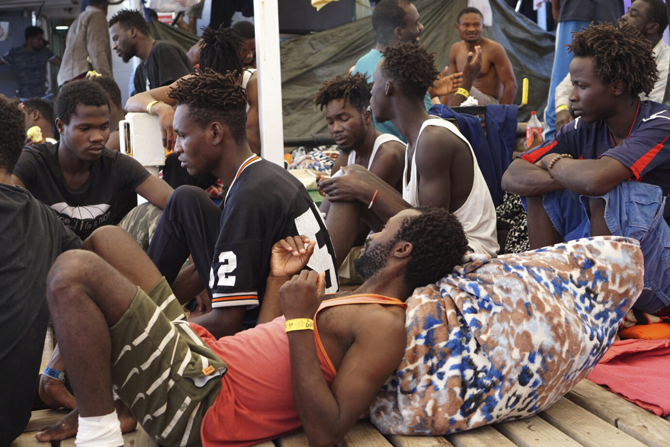 Das Bild zeigt Asylmigranten auf Lampedusa. Deutschland darf laut einem Urteil des Europäischen Gerichtshofs abgelehnten Asylbewerbern nicht die Leistungen kürzen.