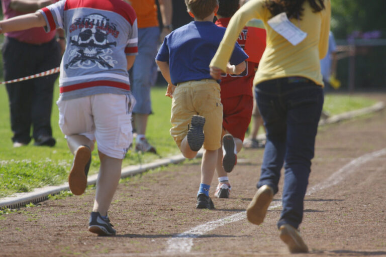 Rennende Kinder einer Frankfurter Grundschule bei einer Veranstaltung im Rahmen der Bundesjugendspiele, aufgenommen auf einem Sportplatz in Frankfurt am Main im Juni 2008. Foto: Frank Rumpenhorst +++(c) dpa - Report+++