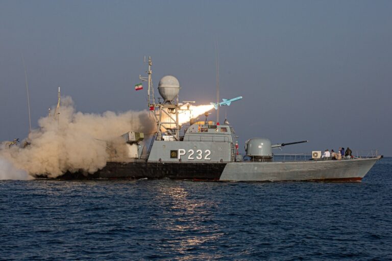 Ein Boot auf dem Meer, es gehört dem Iran und schießt auf US-Stellungen