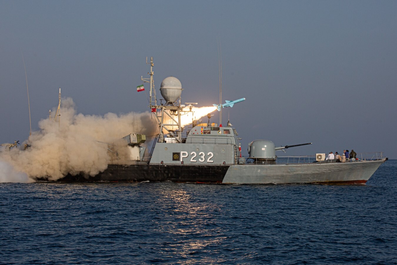 Ein Boot auf dem Meer, es gehört dem Iran und schießt auf US-Stellungen