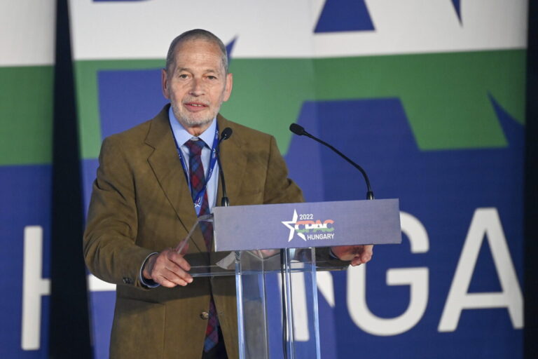 MCC Brussels-Chef Frank Füredi, Senior Research Fellow at the Hungarian political science workshop XXI. Szazad Intezet (21th Century Institute), delivers a speech at the CPAC conference in Budapest, Hungary, Thursday, May 19, 2022. Dozens of prominent conservatives from Europe, the United States and elsewhere have gathered in Hungary for the American Conservative Political Action Conference, being held in Europe for the first time. The two-day event represents a deepening of ties between the American right wing and the autocratic government of Prime Minister Viktor Orban. (Tibor Illyes/MTI via AP). Die EU hat die Registrierung die konservative Denkfabrik „Mathias Corvinus Collegium Brussels“ (MCC) ausgesetzt.